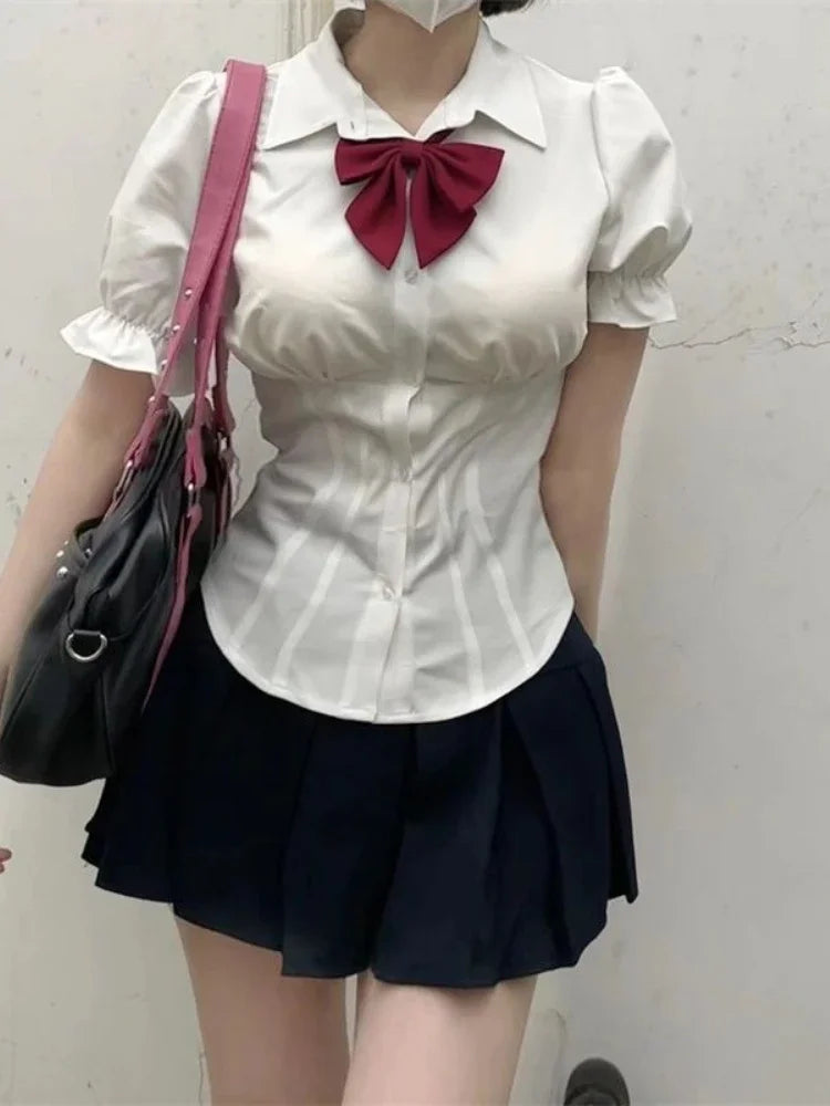 Camisa japonesa elegante y ajustada de color blanco
