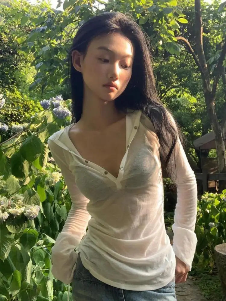 Camiseta ajustada con capucha y malla transparente