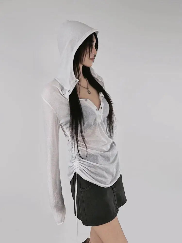 Camiseta ajustada con capucha y malla transparente