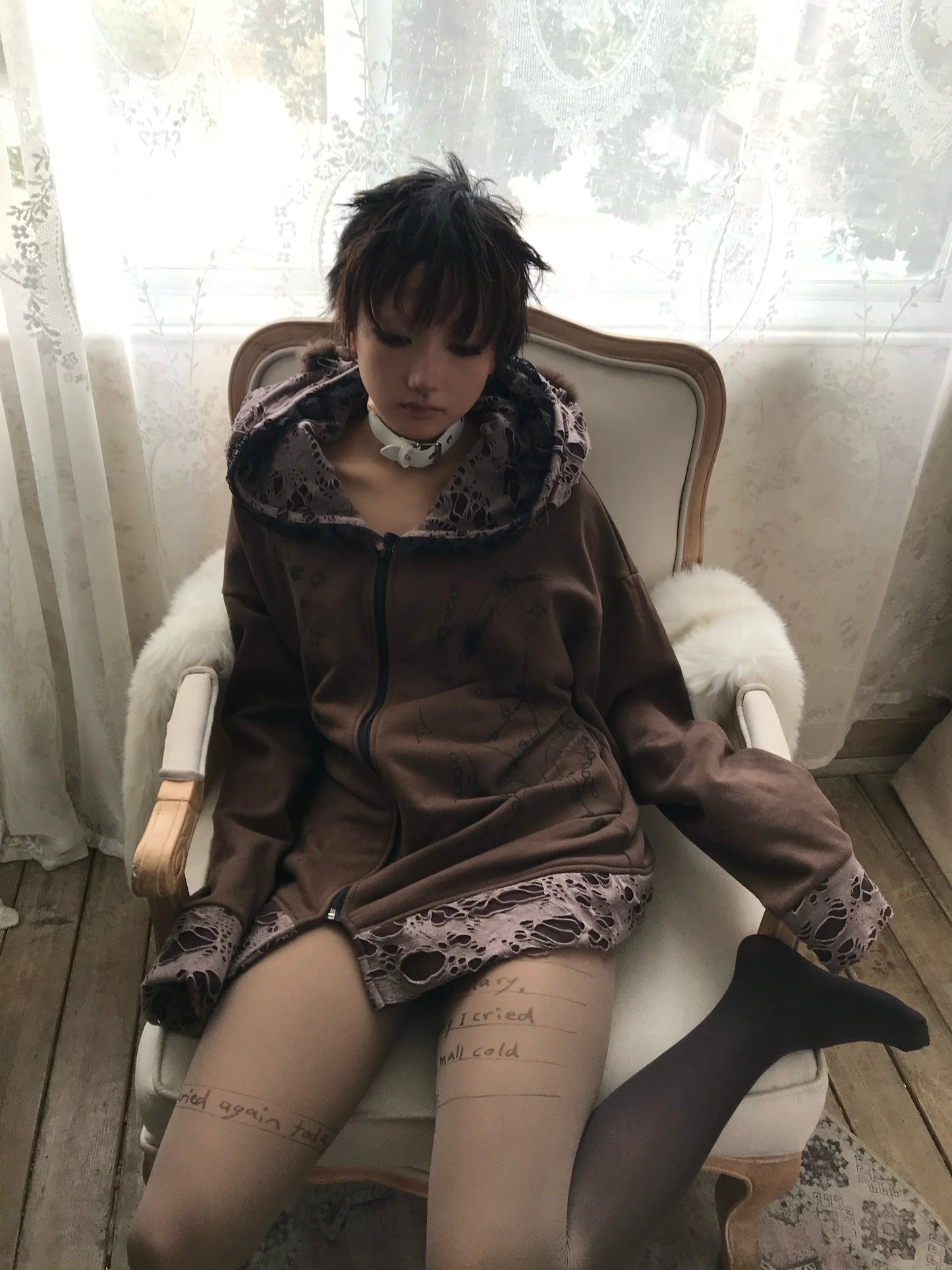 Grunge zerrissener Hoodie