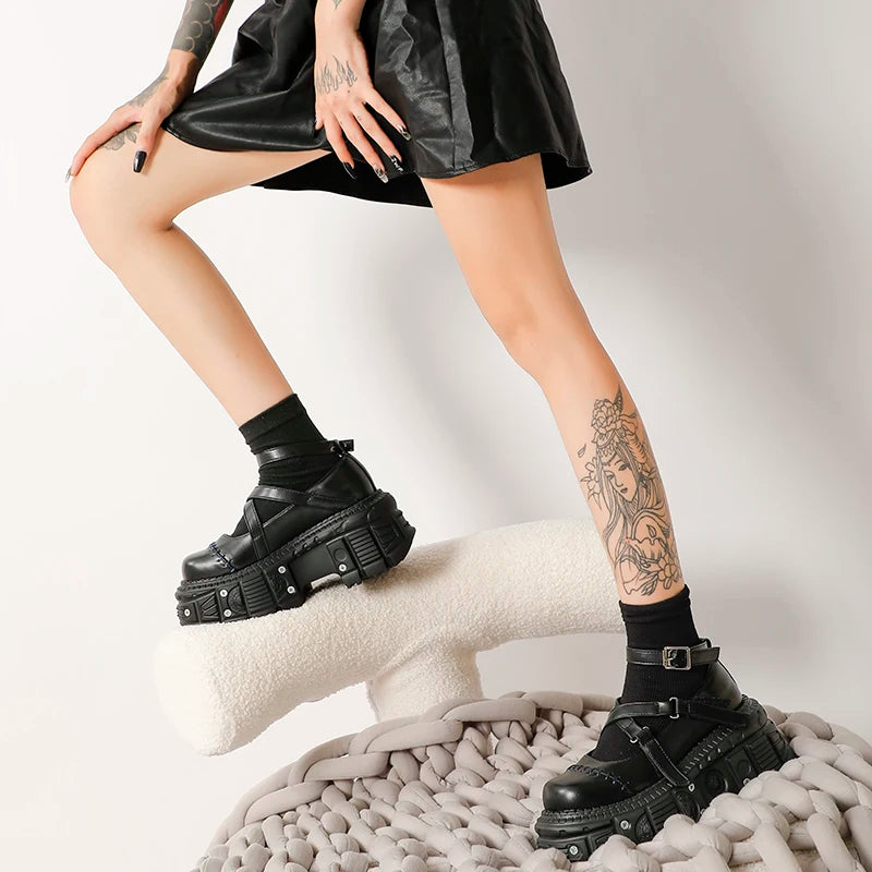 Zapatos de cuero negro con cinturón cruzado