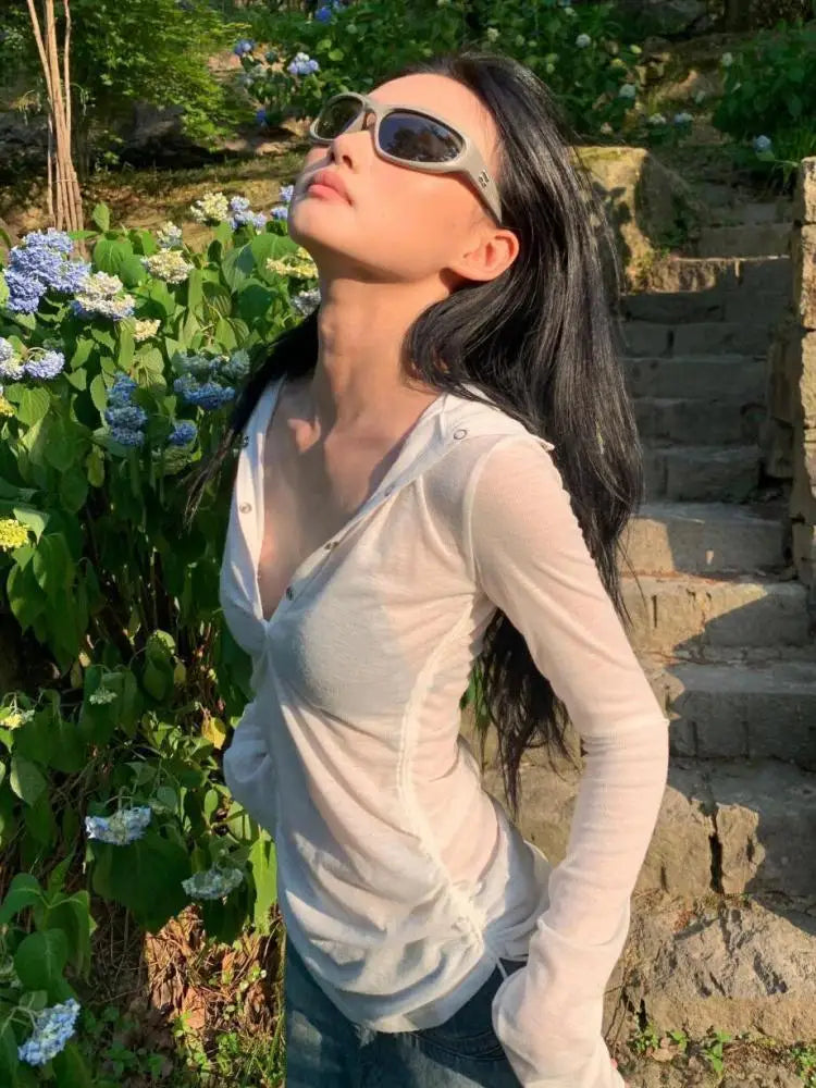 Camiseta ajustada con capucha y malla transparente