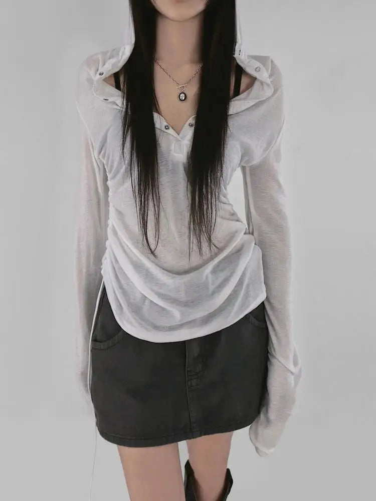 Camiseta ajustada con capucha y malla transparente