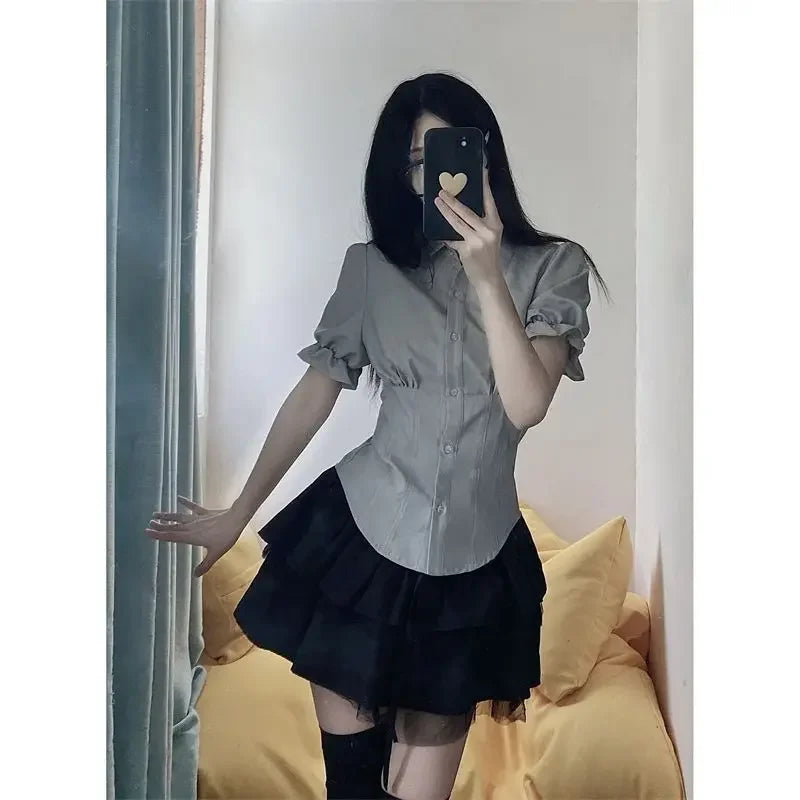 Camisa japonesa elegante y ajustada de color blanco