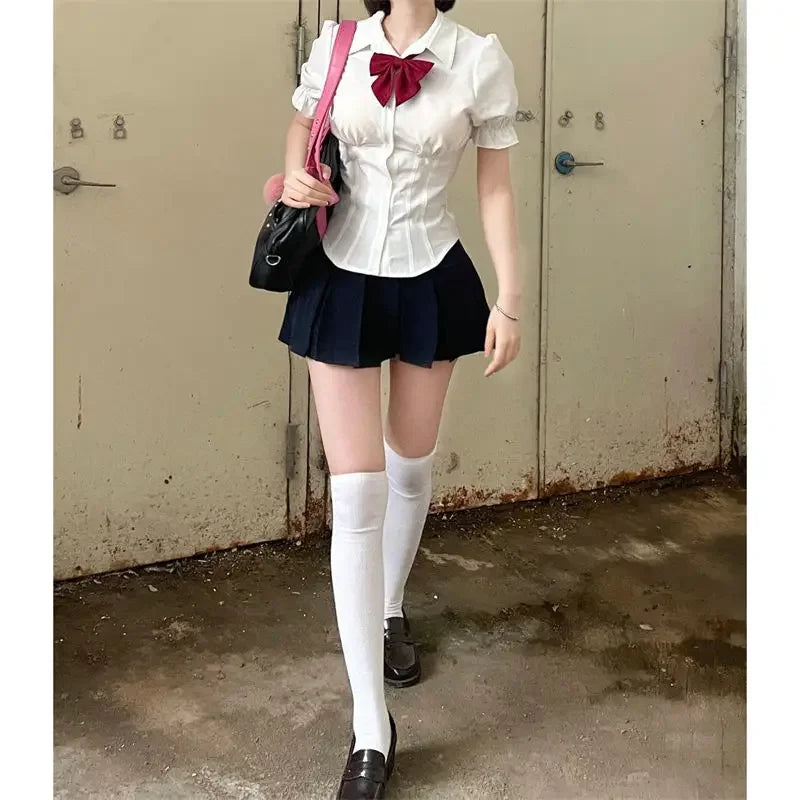 Camisa japonesa elegante y ajustada de color blanco