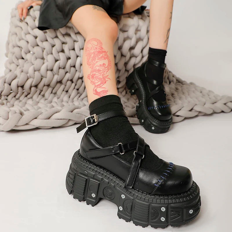 Zapatos de cuero negro con cinturón cruzado