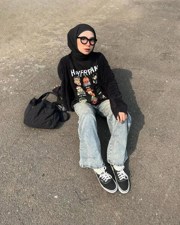 Camiseta negra holgada con estampado de dibujos animados