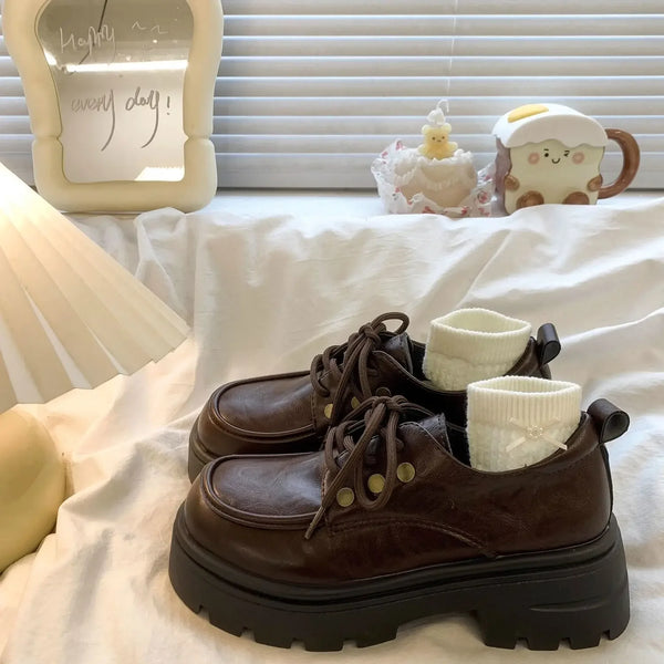 Elegantes zapatos de tacón suaves para niña