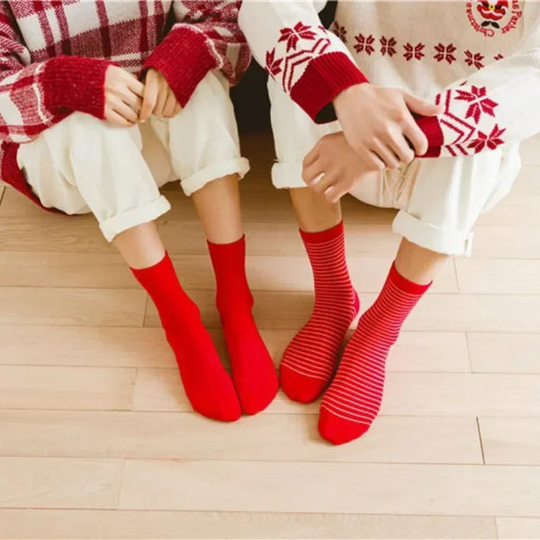 Calcetines navideños de invierno medianos y acogedores de color rojo
