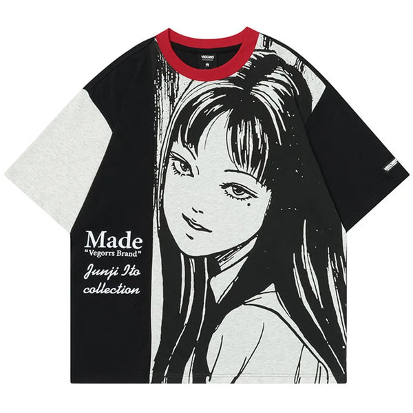 Camiseta de manga corta con bloques de color y personajes de anime oscuros