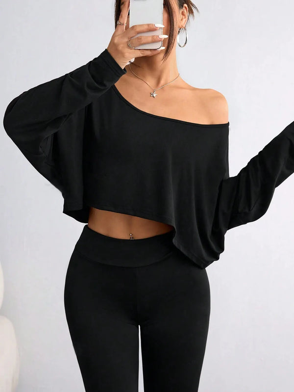 Camiseta larga sexy negra informal con hombros oblicuos