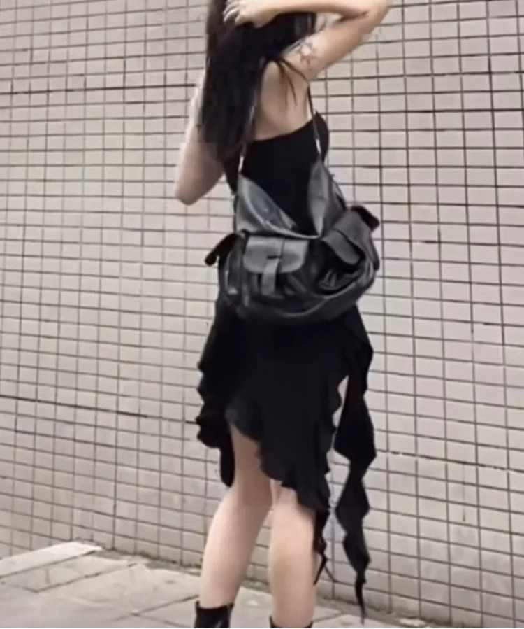 Woman holding a black and gray bag against a tiled wall, with 'SylCue' branding.