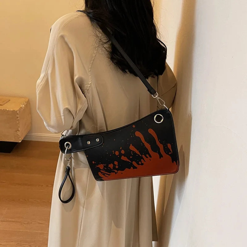 Clutches mit blutigem Messer