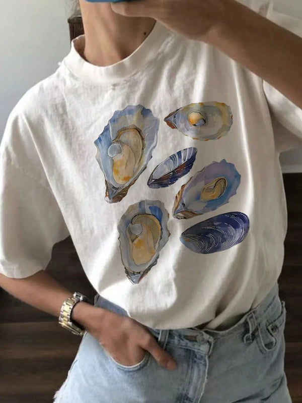 Hermosa camiseta con estampado de conchas marinas